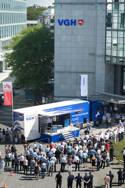 Offizielle Übergabe vor der VGH-Direktion.